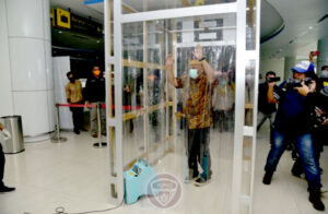 Bandara Djalaluddin Gorontalo Dilenglapi Bilik Disinfektan
