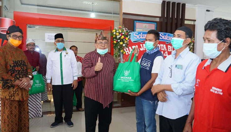 Peduli ‘Wong Cilik’, Plt. Walikota Blitar Salurkan Sembako