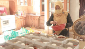 Idah Syahidah Berbagi Makanan Gratis Kepada Abang Bentor dan Sopir