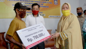 2020 Lansia di LKS Ummu Syahidah Terima Bantuan dari Kemensos RI