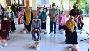 1.000 KPM di Kecamatan Tomilito Terima Sembako Gratis