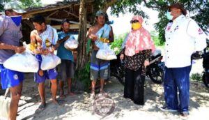 Bagikan Sembako, Rusli Habibie Sisir Pelosok Tapa