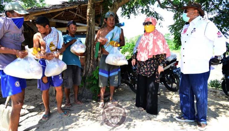 Bagikan Sembako, Rusli Habibie Sisir Pelosok Tapa