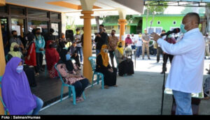 Gubernur Gorontalo Serahkan 1.000 Paket Bantuan Pangan bagi Warga Sipatana