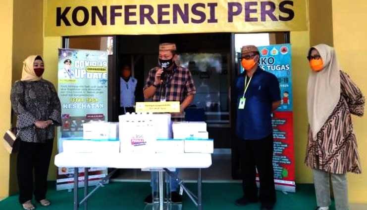 Peduli Covid-19, Bank SulutGo Serahkan Beberapa Bantuan
