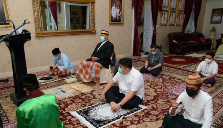 Gubernur Gorontalo Laksanakan Salat Id di Rumah Jabatan