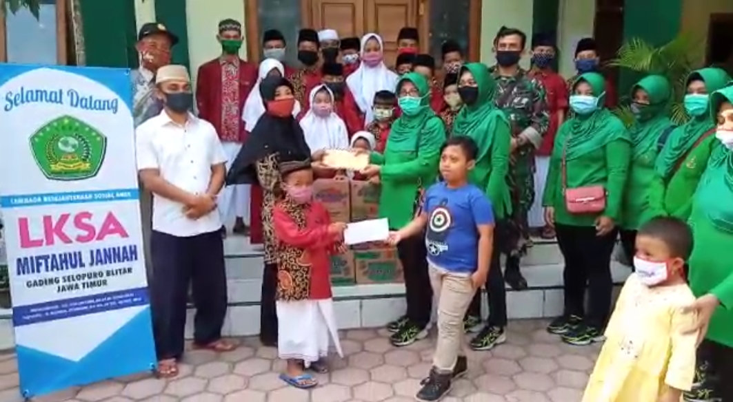 Anggota Sub Selopuro Kodim 0808 Blitar Serahkan Bantuan Sembako