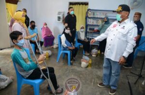Rusli Habibie Menyerahkan Bantuan Disabilitas