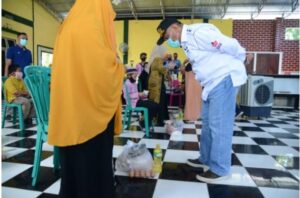 Rusli Habibie mengecek bantuan