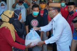 Wabup Thariq Modanggu Serahkan Bantuan