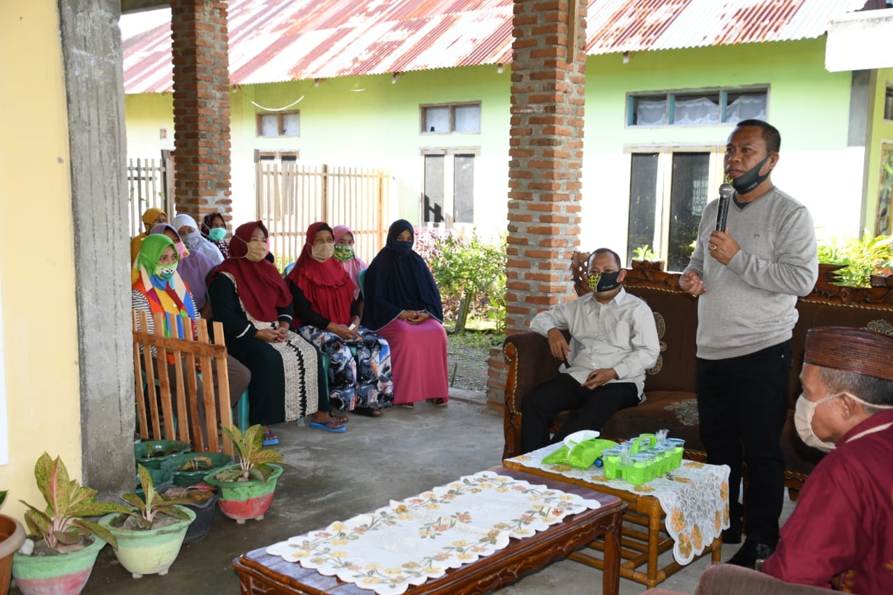 Ridwan Yasin serahkan
