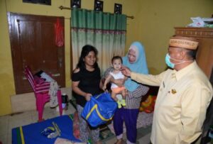 Bayi Tidur Dengan Tikar