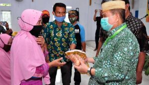 750 KPM di Kabila Bone Terima Bantuan Pangan Pokok Bersubsidi