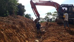 Satgas TMMD Ke – 108 Lanjutkan Pembukaan Jalan Baru dan Pembuatan Parit di Lango