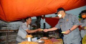 Rusli Habibie Bagi Masker
