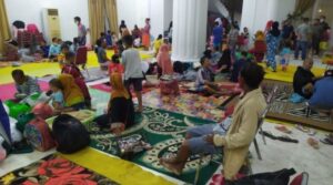 Warga Kota Gorontalo di Bantaran Sungai Mengungsi di Gedung BLM