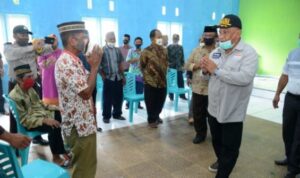 Pemerintah Provinsi Gorontalo Serahkan 2000 Paket Bahan Pokok di Bulawa dan Bone Pantai
