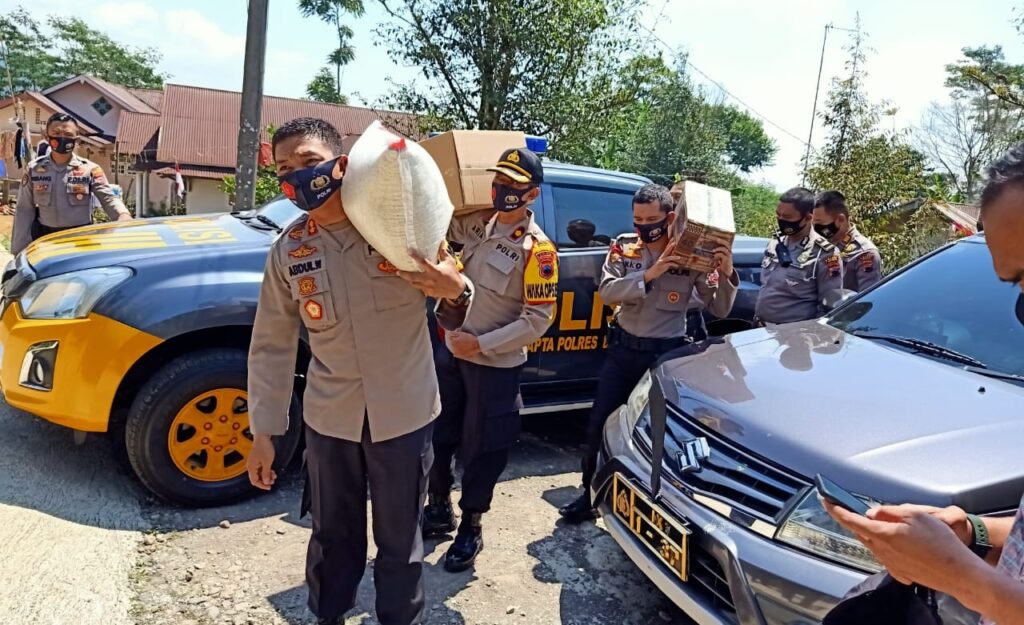 Kapolres Batang Bantu Korban Kebakaran Rumah di Kateleng