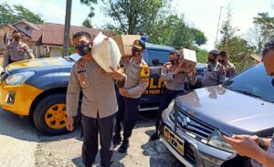 Kapolres Batang Bantu Korban Kebakaran Rumah di Kateleng