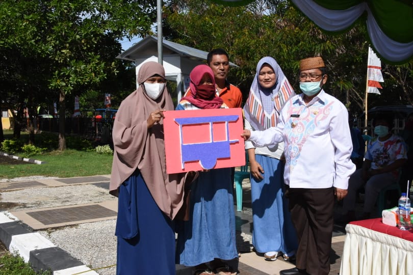 Indra yasin Serahkan Bantuan