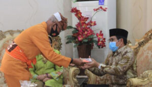 Kunjungan Kerja ke Gorontalo, Menteri Desa Disambut Adat Mopotilolo