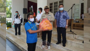 Di Hari Sumpah Pemuda Gubernur Gorontalo Serahkan Belasan Ribu Masker