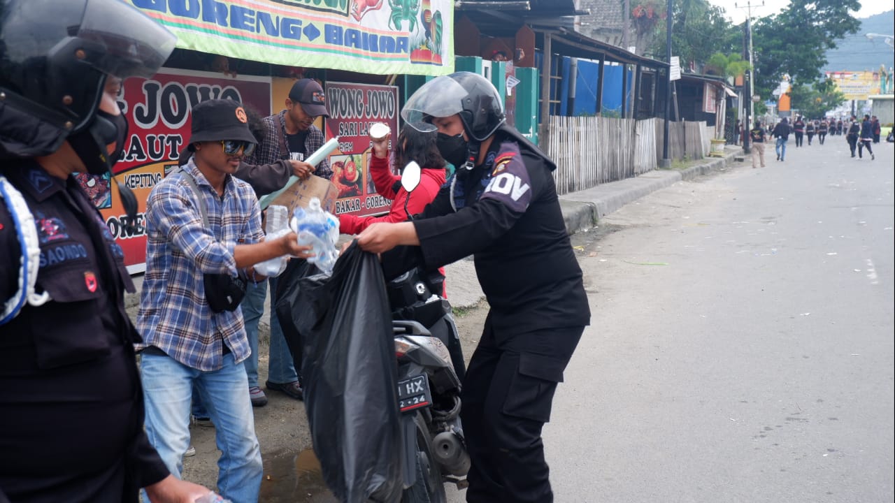 Bersih-Bersih Sampah Akibat Demo 2