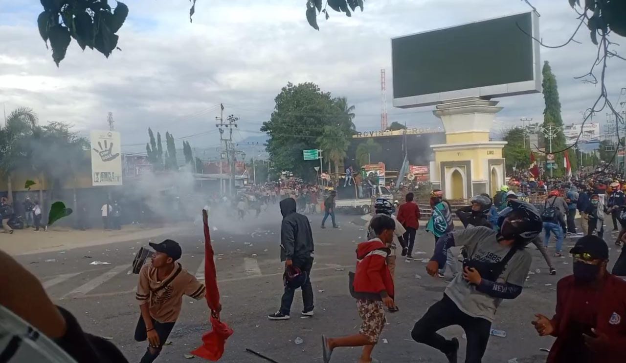 Demo Lempar Batu