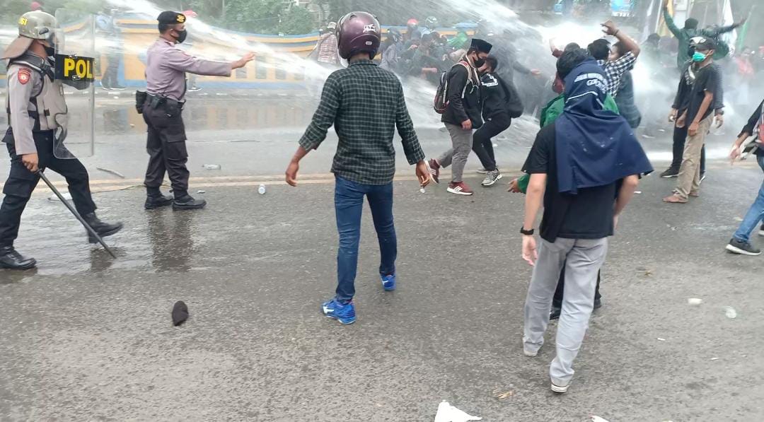 Polisi Bubarkan Pakai Water Canon