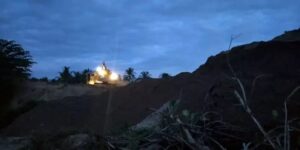 Salah Satu Alat Berat Melakukan Aktivitas di Lokasi Tambang Emas di Kabupaten Pohuwato
