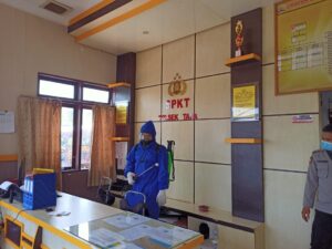 Semprot Disinfektan Di Polsek Tapa