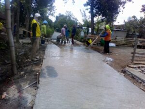 Proses Pengerjaan Jalan Rabat Beton oleh Warga Desa Klumutuan, Kecamatan Saradan, Kabupaten Madiun