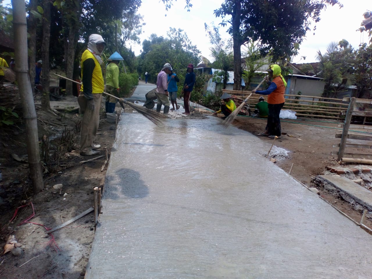 Proses Pengerjaan Jalan Rabat Beton oleh Warga Desa Klumutuan, Kecamatan Saradan, Kabupaten Madiun