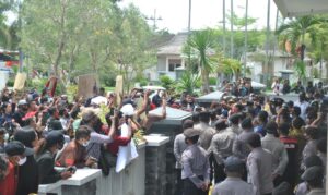 Aksi Damai Seniman di Halaman DPR