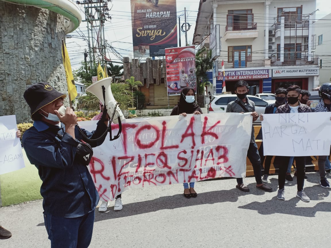 Aliansi Mahasiswa dan Pemuda Peduli NKRI Saat Menggelar Aksi Penolakan Kedatangan Habibi Rizieq Sihab Ke Gorontalo