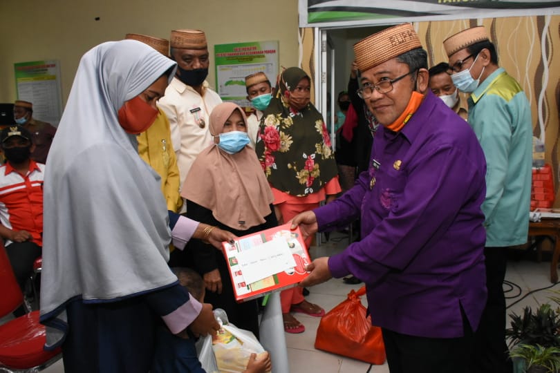 Bupati Gorontalo Utara, Indra Yasin Menyerahkan Secara Simbolis Bantuan dari Dinas Ketahanan Pangan Kabupaten Gorontalo Utara