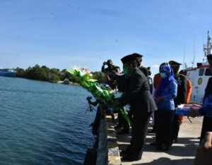 Indra Yasin Tabur Bunga di Laut