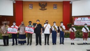 Pemkot Blitar Memberikan Reward Kepada Siswa yang Berprestasi di Kompetisi KSN 2020