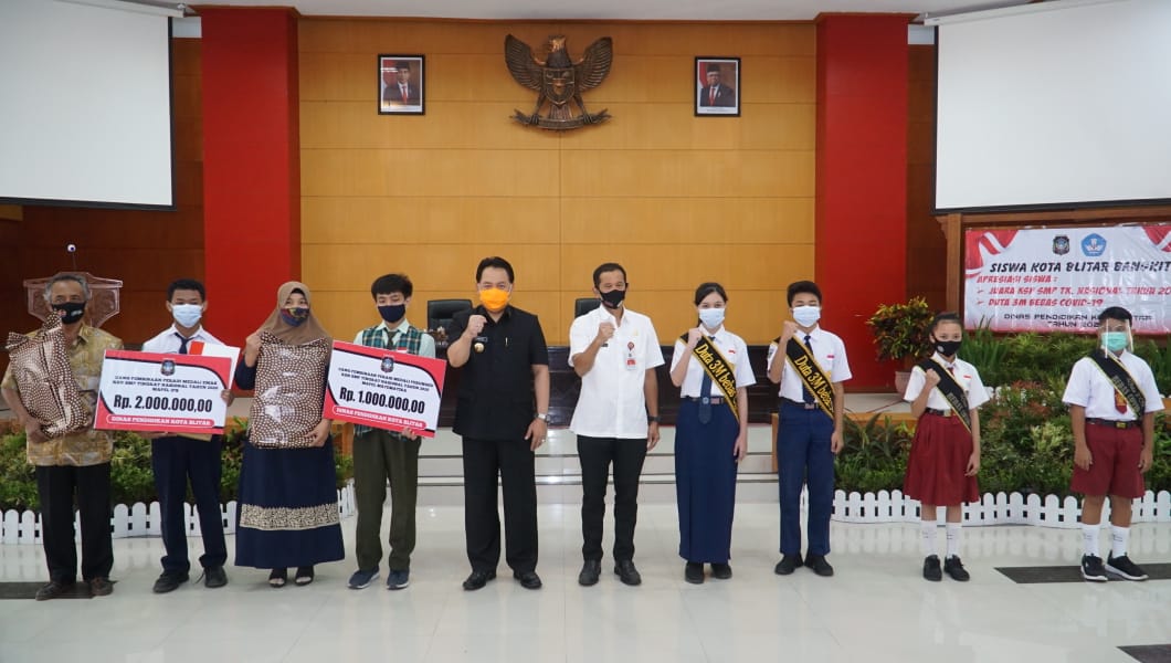 Pemkot Blitar Memberikan Reward Kepada Siswa yang Berprestasi di Kompetisi KSN 2020