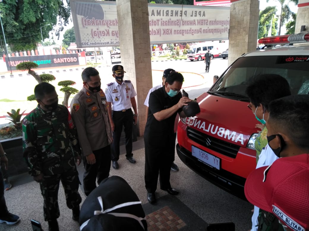 Penyerahan Bantuan 1 unit Ambulan dari CDR Bank Jatim kepada Pemkot Blitar