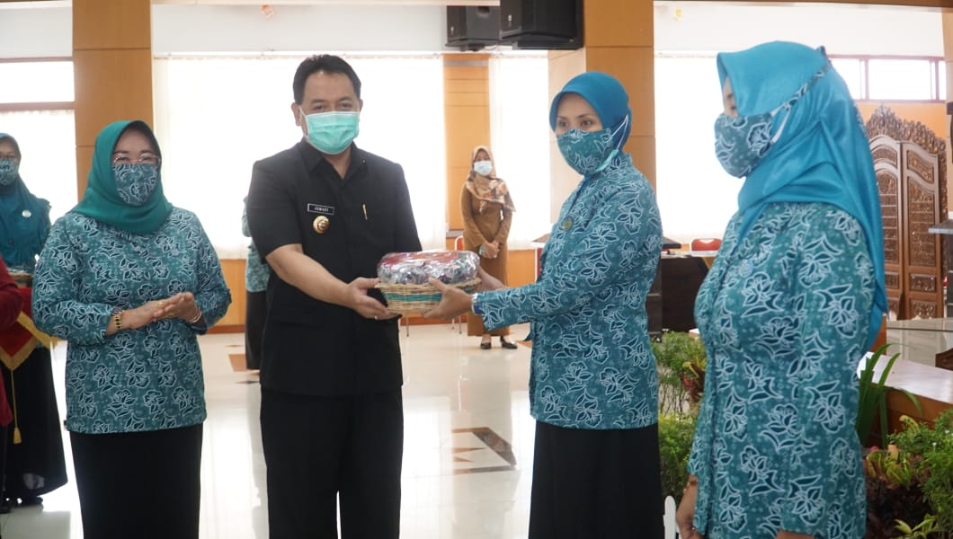 Pjs Walikota Blitar Jumadi secara simbolis menyerahkan masker kepada kepala DP3AP2KB Kota Blitar, Sulistyani