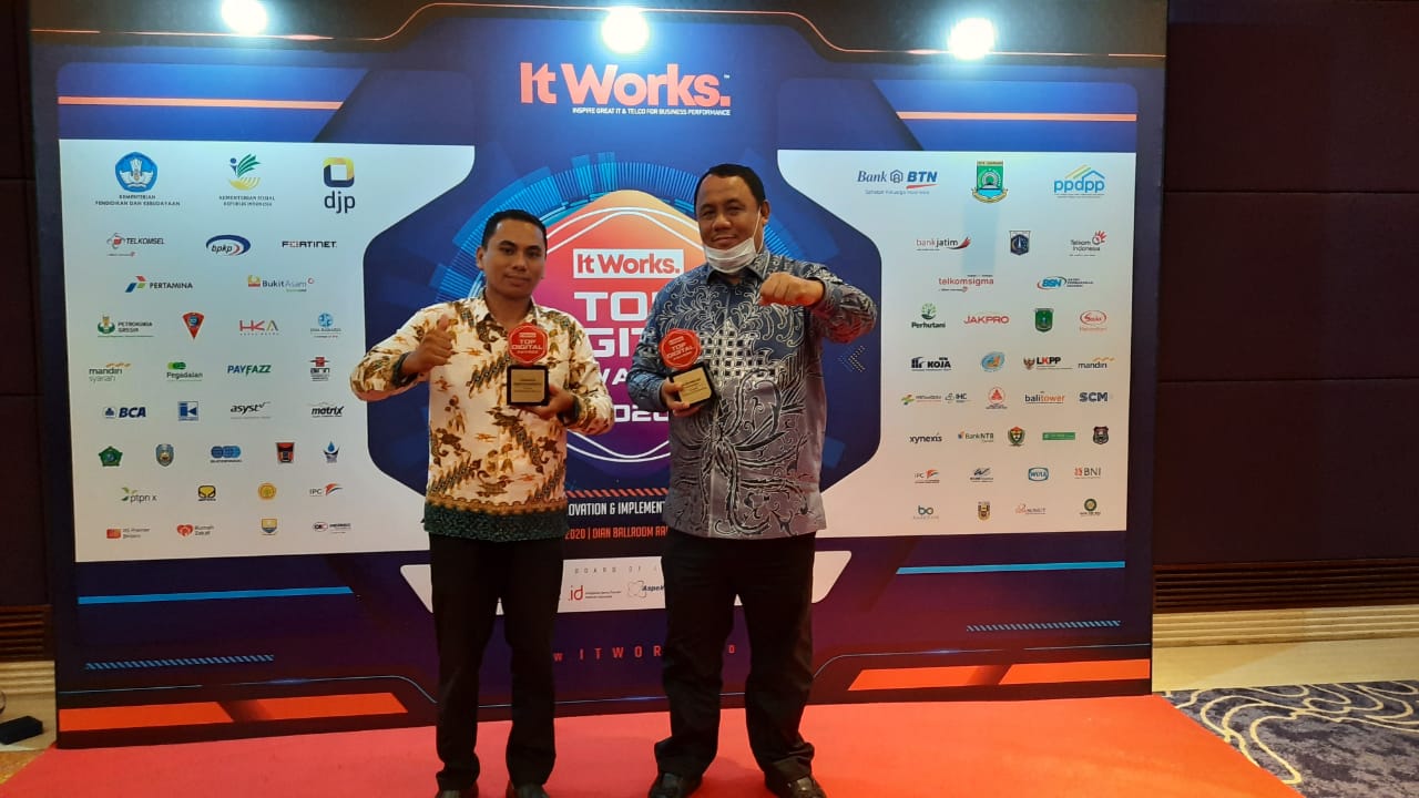 Asisten II Rahmat Doni Lahatie dan Kepala Bidang Aplikasi dan Informatika Dinas Komunikasi dan Informatika Kabupaten Gorontalo, Zulkifli Mohi, menerima penghargaan Top Digital Awards 2020, di Jakarta