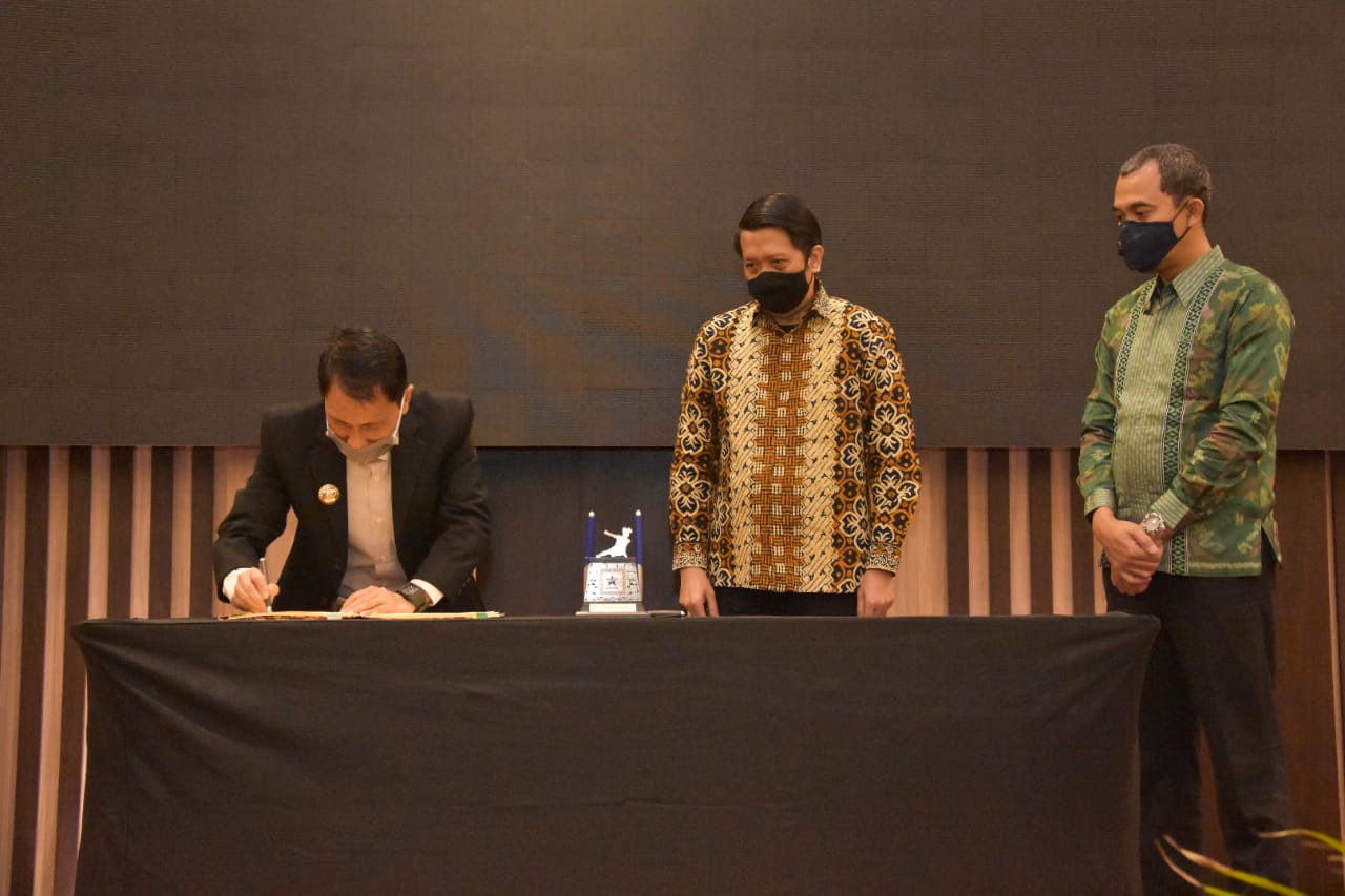 Bupati Gorontalo, Nelson Pomalingo menandatangani Memorandum of Understanding dengan BPJS Kesehatan Gorontalo