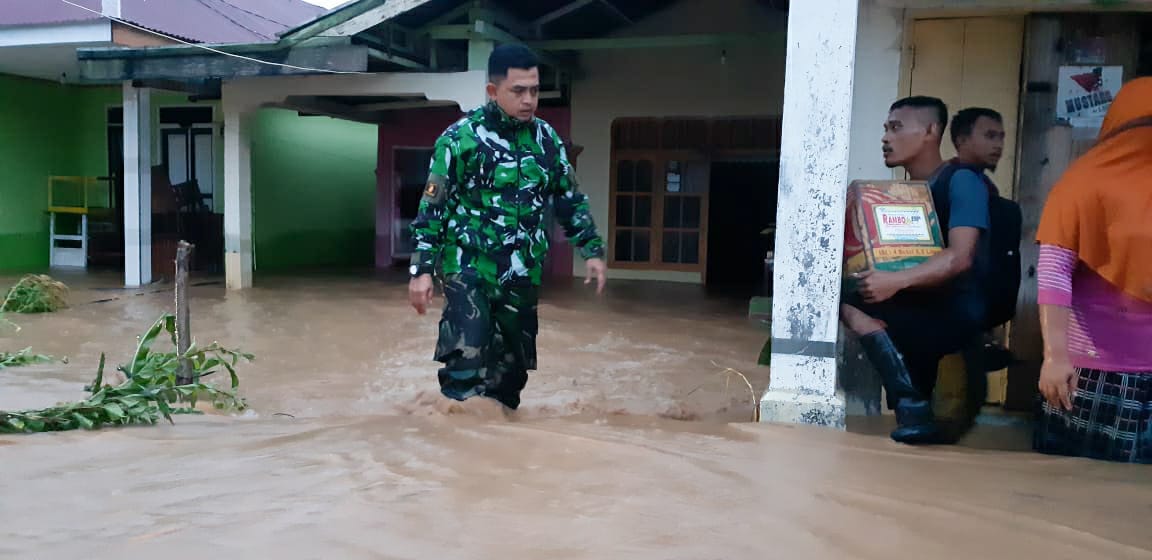 Dandim 1314 Gorontalo Utara, Fristya Andrean Gitrias, Membantu Mengevakuasi Warga yang Tertimpa Banjir