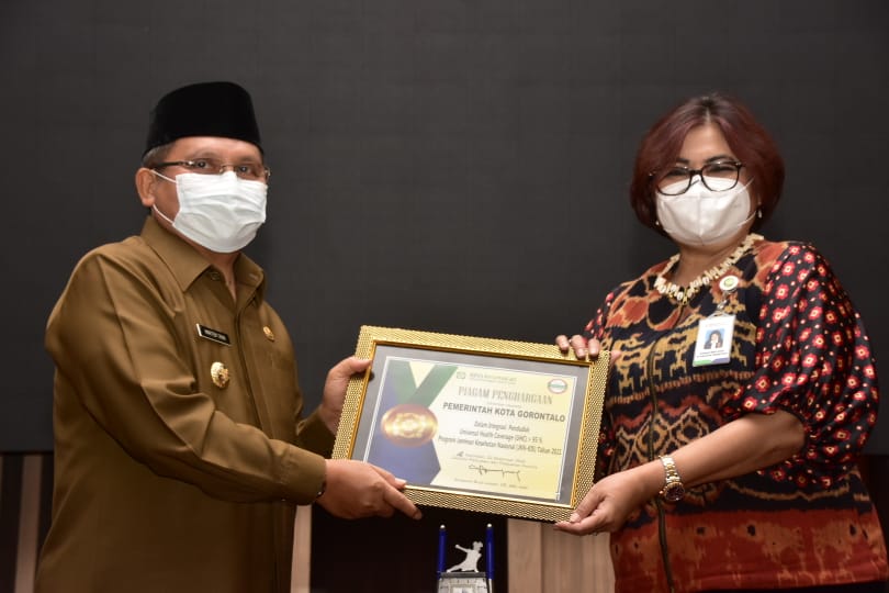 Pemkot Gorontalo Terima Penghargaan BPJS Kesehatan