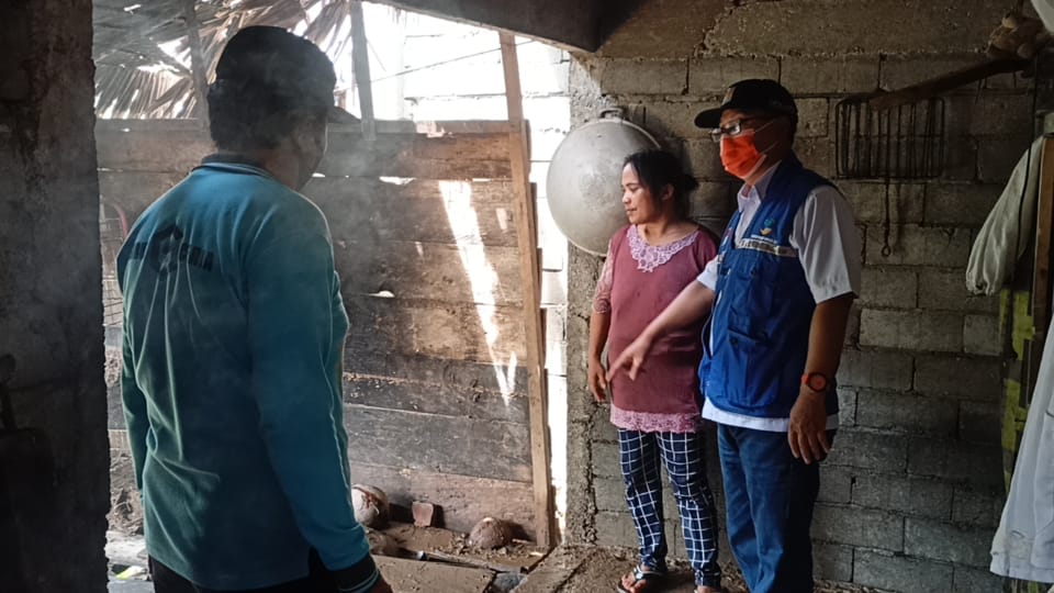 Wakil Bupati Gorontalo Utara, Thariq Modanggu, Meninjau Salah Satu Rumah yang Terendam Banjir