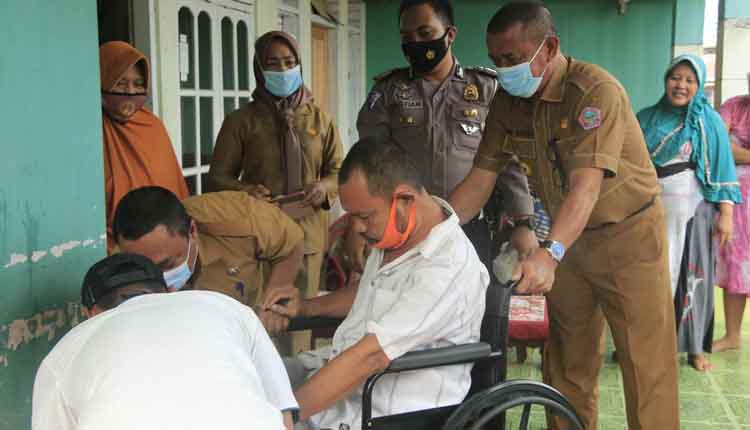 Penderita Stroke di Marisa Utara dapat Bantuan Kursi Roda