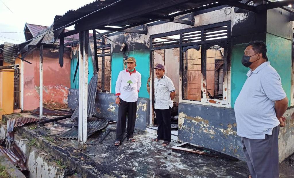Anas Yusuf Tinjau Lokasi Kebakaran 3 Unit Rumah di Boalemo