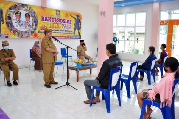 Warga Kota Gorontalo dan Bonebol Terima Bantuan Sembako