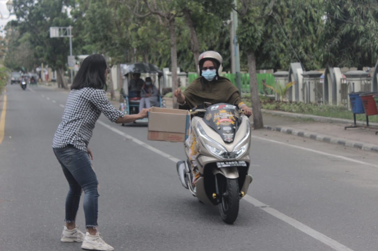 Anggota MSG Saat Menerima Sumbangan dari Pengendara
